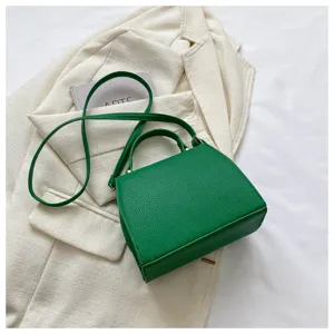Grüne Umhängetasche Detail aus Kunstleder, schicke Henkeltasche kleine quadratische Tasche.
