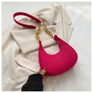 Knallige pinkfarbene Krokodilmuster Halbmond-Achseltasche mit klobiger Goldkette.