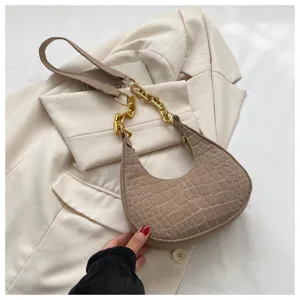 Modische Damen Schultertasche mit Kroko-Muster und eleganter goldener Kette für Alltag.