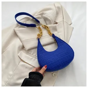 Blaue Halbmond-Umhängetasche mit Kettengurt, stilvolle Damen-Dutt-Tasche für den Alltag.