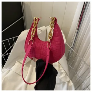 Rosa Steinmuster Umhängetasche Detail, trendige koreanische Beuteltasche mit goldener Kette.