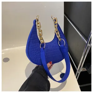 Blaue Kroko-Muster Halbmond Schultertasche mit klobiger Kette und stilvollem Achsel-Hobo-Design.