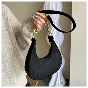 Schwarze Schultertasche mit Kroko-Muster und modischer goldener Kette für den Alltag.