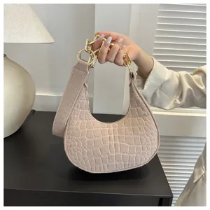 Detailansicht der trendigen koreanischen Halbmond-Achseltasche mit Steinmuster und Kette.