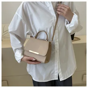 Minimalistische beige Umhängetasche im Detail, elegante Handtasche mit feiner Lederoptik.