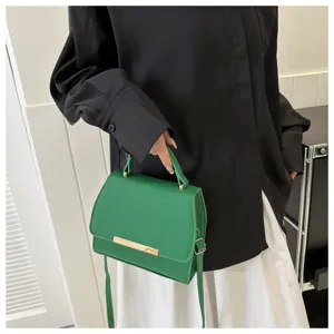 Grüne Umhängetasche Detail aus PU-Leder, schicke kleine Handtasche mit Griff.