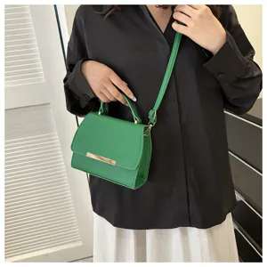Grüne strukturierte Leder Umhängetasche Detail, modische kleine quadratische Tasche.