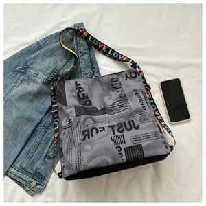Canvas schoudertas met krantenprint en kleurrijke letterriem casual dagelijkse crossbody tas