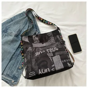 Modieuze schoudertas met krantenprint, casual streetwear stijl voor dagelijks gebruik.
