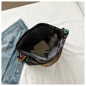 Casual canvas schoudertas met kleurrijke brief borduurwerk schouderriem en ruim interieur