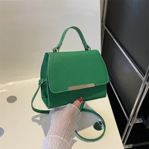 Grüne strukturierte Leder-Umhängetasche mit Henkel und Überschlag für Damen Alltag.