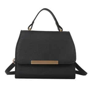Schwarze minimalistische Leder Umhängetasche für Damen, trendige schicke Alltagstasche.