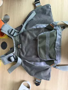 Vue rapprochée et détaillée du gilet de pêche en mesh respirant avec plusieurs poches.