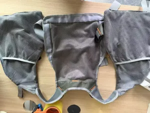 Vue détaillée de gilet de pêche en maille grise, gilet de leurre respirant pour extérieur.