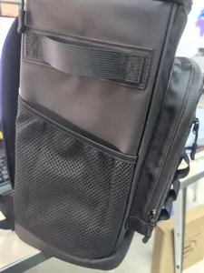 Vue détaillée du sac à dos isotherme étanche noir avec poche en filet et fermeture éclair.