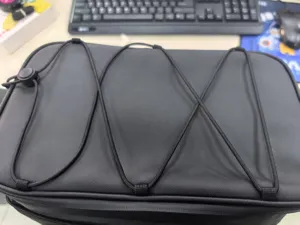 Gros plan détaillé du sac isotherme étanche noir avec cordons élastiques supérieurs.