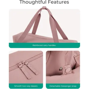 Borsa da viaggio fitness rosa vista dettagliata con manici rinforzati e tracolla.