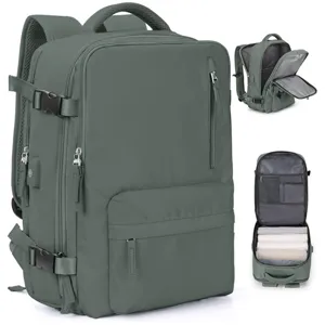 Dettaglio dello zaino da viaggio con porta USB, scomparti interni e apertura con zip.