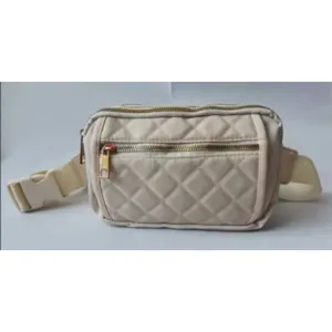 Sac banane matelassé pour femme sac bandoulière tendance pour le voyage en beige élégant.