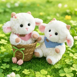 Grazioso peluche di agnello con sciarpa triangolare, morbida bambola di pecora regalo per ragazze.