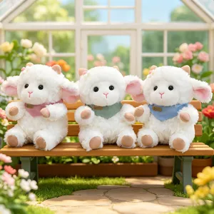 Dettaglio del peluche agnellino morbido con pelliccia bianca e sciarpe triangolari colorate.
