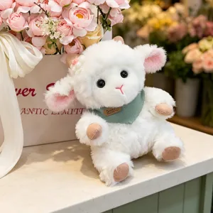 Simpatico agnello di peluche con bandana verde, morbida bambola pecora per camera da letto