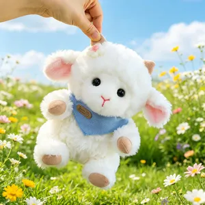 Vista dettagliata del simpatico peluche di agnello bianco con sciarpa blu e accento floreale.