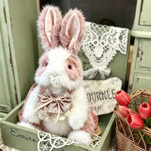 Schattig pluche roze konijn konijntje met bloemenstrik, gedetailleerd overzicht van zachte knuffel.