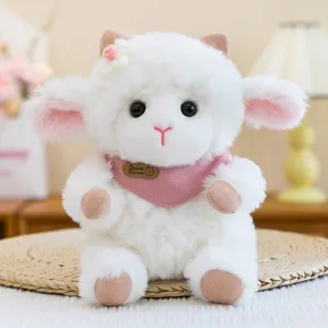 Primo piano di peluche agnello bianco carino, consistenza morbida soffice con sciarpa rosa.