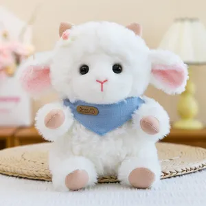 Dettaglio dell'agnello di peluche soffice con pelliccia bianca, orecchie rosa e sciarpa blu.
