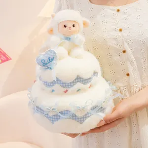 Adorable peluche gâteau à double couche avec petit mouton, doux cadeau d'anniversaire.