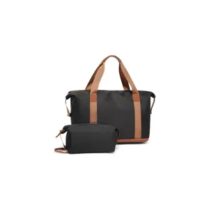 Schwarze Reise-Wochenendtasche mit passender Kulturtasche und braunen Gurten im Set.