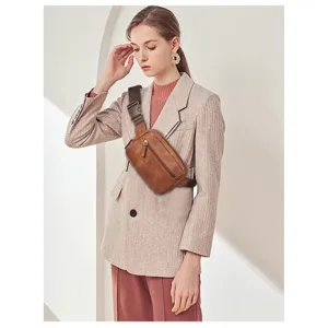Detailansicht der Damen PU Leder Gürteltasche, verstellbarer Riemen, retro Brusttasche.