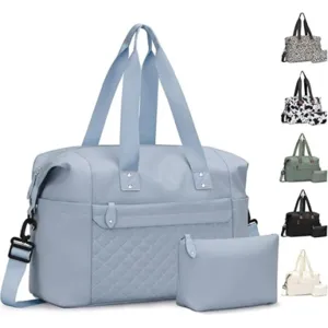 Dettagli della grande borsa da viaggio trapuntata con pochette e tracolla.