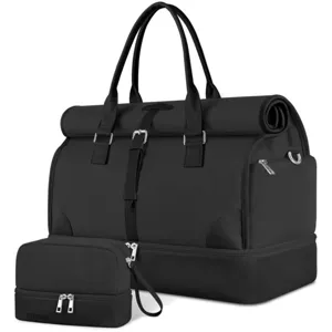 Detailansicht der schwarzen Reisetasche mit strapazierfähigem Stoff und passendem Kulturbeutel.