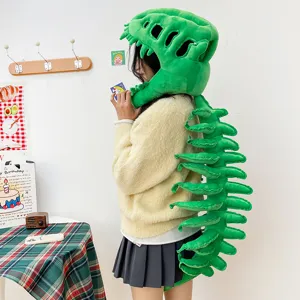 Conjunto de tocado y cola de peluche con esqueleto de dinosaurio verde vista detalle.