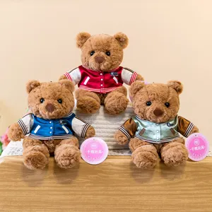 Simpatico orsacchiotto di peluche con uniforme da baseball, bambola morbida dettaglio.