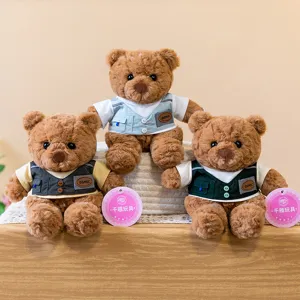 Primo piano dettagliato di simpatici orsacchiotti di peluche con piccoli gilet ed etichette.