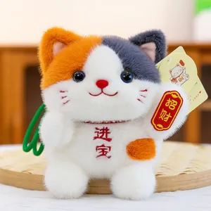Cute lucky cat plush toy pendant, soft stuffed animal doll for desktop decor and gifts.