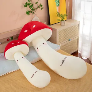 Vue détaillée du joli oreiller en peluche longue champignon sur le lit de la chambre