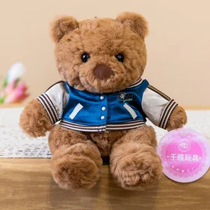 Simpatico orsacchiotto di peluche con elegante giacca da baseball, compagno da scrivania.