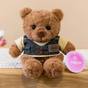Simpatico orsetto di peluche marrone con gilet elegante, morbida bambola animale di peluche.