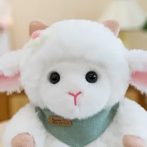 Grazioso agnello di peluche bianco con sciarpa verde, morbido giocattolo regalo di compleanno.