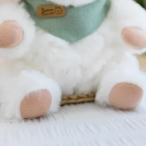 Grazioso peluche pecora bianca animale imbottito dettaglio con sciarpa verde e pelliccia