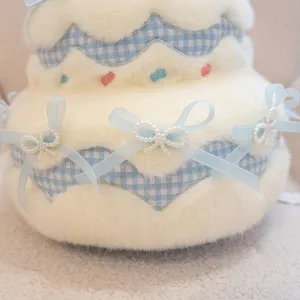 Joli jouet de gâteau en peluche à double couche à carreaux bleus et nœuds de perles détail