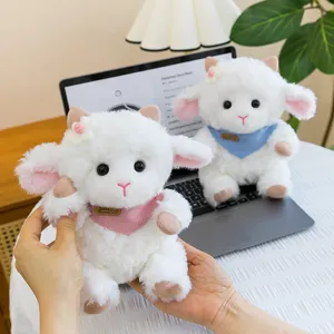 Dettaglio peluche pecorella con morbido pile bianco, fiore carino e dolce sciarpa a triangolo.