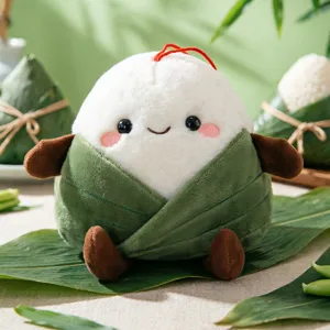 Primer plano detallado del tierno peluche Zongzi sonriente que muestra tela suave y bordado.