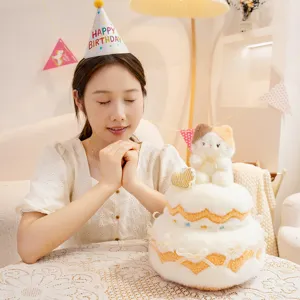 Détail de scène chaleureux d'un joli gâteau en peluche à double étage pour les filles.