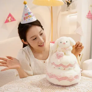 Adorable jouet peluche gâteau à deux étages avec lapin, cadeau d'anniversaire parfait pour filles.