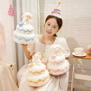 Détail de jouet en peluche gâteau mignon avec design animal adorable, matière douce et jolis nœuds.
